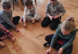 Dzieci układają kształt cyfy 7.